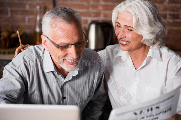 <strong>年迈</strong>的灰色夫妇一起在笔记本电脑前