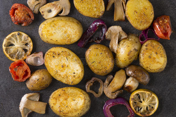 油炸土豆和蘑菇在锅里，从顶部看风景。