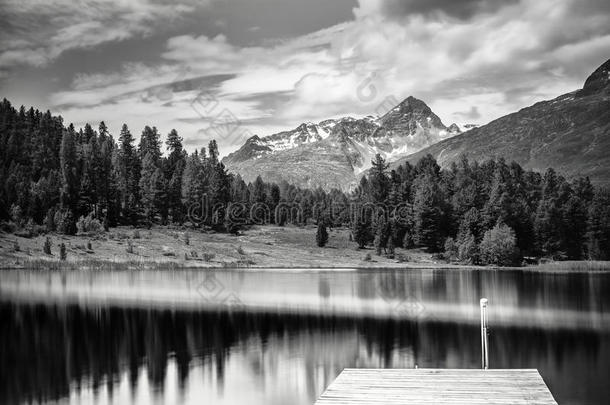 高山景观与山湖在黑白精细艺术