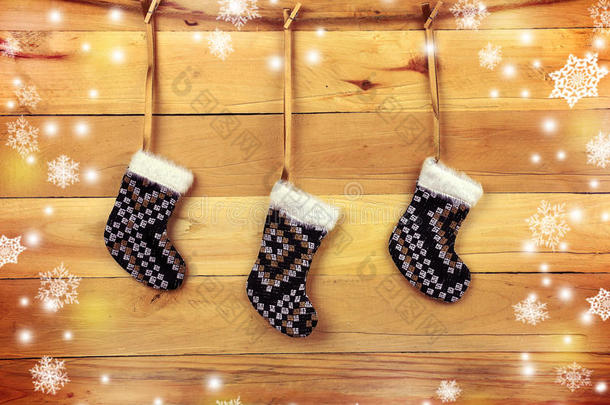 木制背景上的手工袜子。 圣诞气氛。