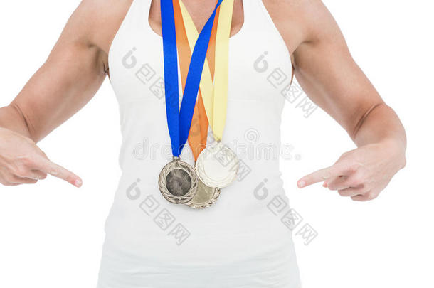 女运动员指着她的奖牌