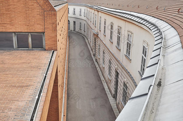 维也纳狭窄的空街的<strong>高角度视图</strong>。