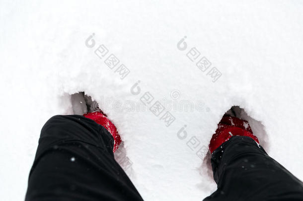 冬天徒步旅行时，穿雪地靴，穿白色鞋