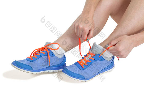 运动员女人系着跑鞋