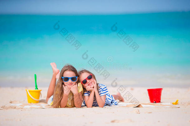 <strong>暑假</strong>期间可爱的小女孩。 在白色海滩上有海滩玩具的<strong>孩子</strong>