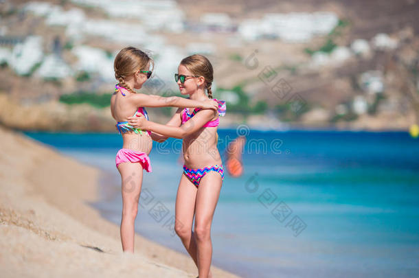 可爱的小女孩在海滩<strong>度假</strong>期间玩得很开心。 两个孩子在希腊<strong>度假</strong>