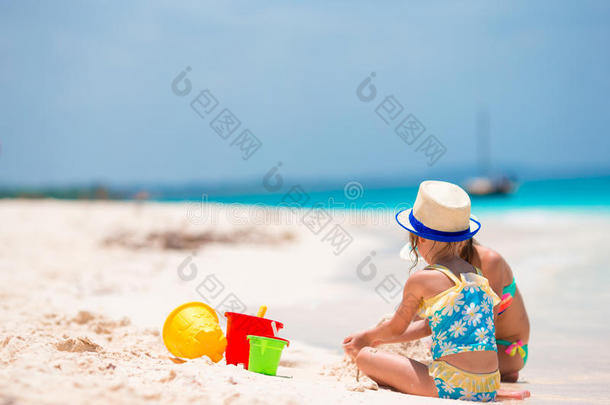 <strong>暑假</strong>期间可爱的小女孩。 <strong>孩子</strong>们在白色海滩上玩海滩玩具