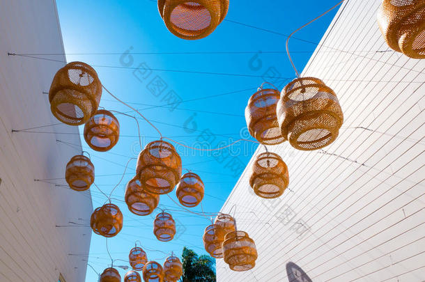 装饰浮动灯笼悬挂在马里布的小巷上方。