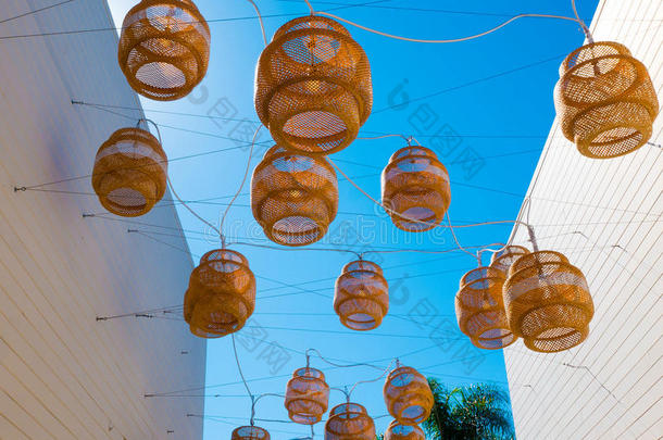 装饰浮动灯笼悬挂在马里布的小巷上方。