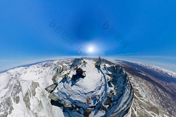 在一个阳光明媚的日子里，空中测量雪山的顶部