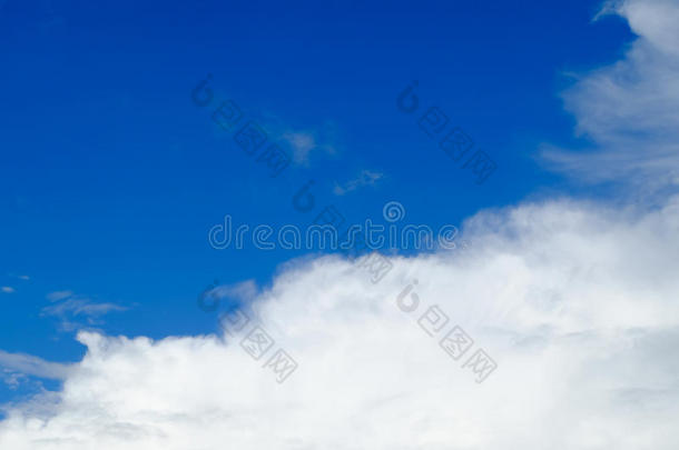 蓝天上的云作为背景