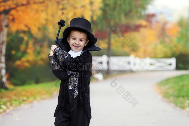 公园里可爱的男孩，万圣节穿着魔术师服装