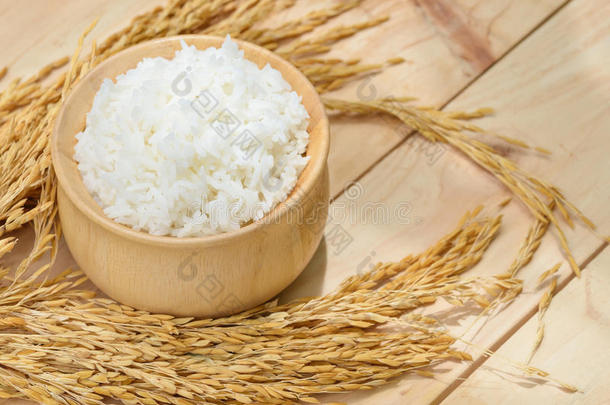 装满<strong>米饭</strong>的碗和木桌上的<strong>米饭</strong>