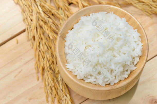 装满米饭的碗和木桌上的米饭