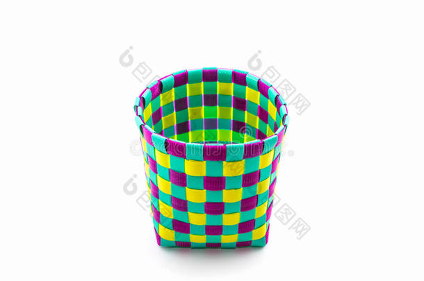 白色背景上的彩色塑料篮，用于家居装饰。