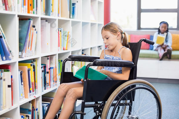 残疾学校女孩在图书馆读书
