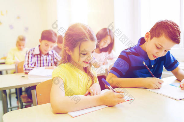 一群小学生在课堂上写测试