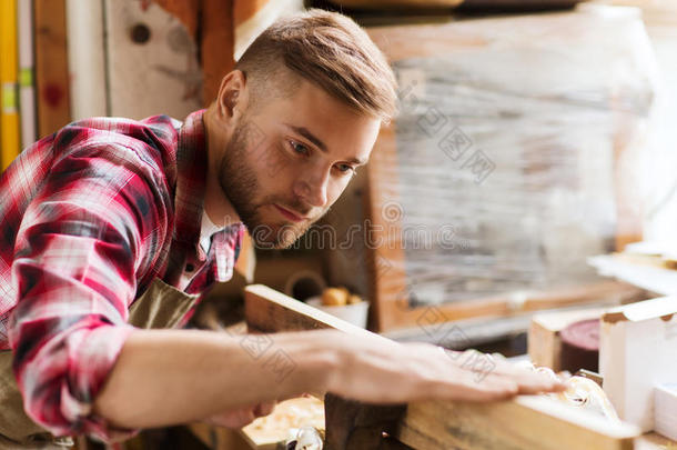 木工在车间用木板工作