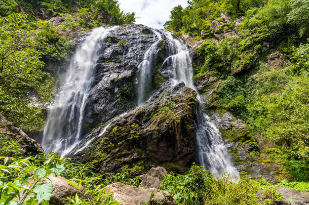 美丽的瀑布在雨林，九龙兰国家公园在坎邦佩奇，泰国