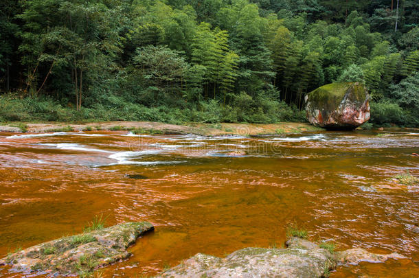 清澈的溪流流水