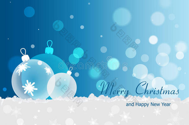 一个蓝色的圣诞节背景，透明的圣诞球装饰着雪花躺在雪地上