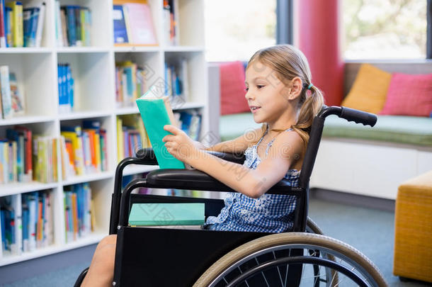 <strong>残疾</strong>学校女孩在图书馆读书