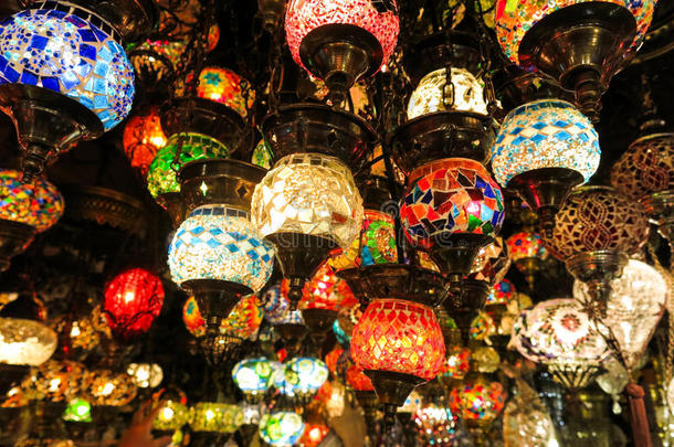 水晶灯在伊斯坦布尔的大集市上出售