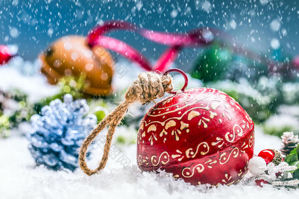 圣诞球叮当作响。 红色丝带与文字快乐圣诞节。 雪的抽象背景和装饰