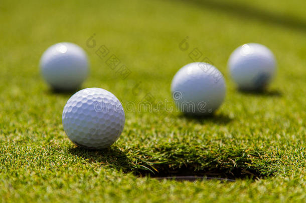 高尔夫是一项在世界各地流行的运动，对健康有好处。
