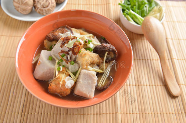 鱼煮芋头姜和香菇中国亚洲风格