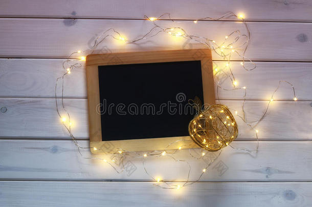空<strong>黑板</strong>和装饰苹果与圣诞灯