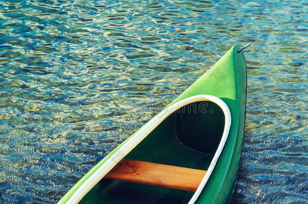 湖上的绿色塑料独木舟