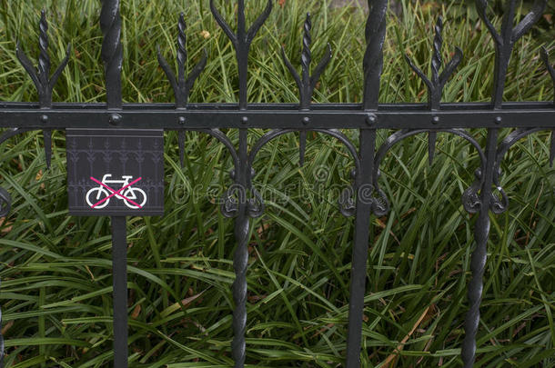 黑色栅栏，上面有<strong>没有</strong>自行车和草的标志