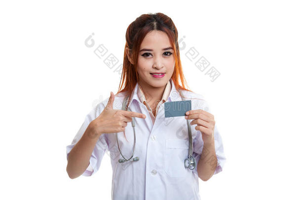 亚洲年轻女医生指着空白卡。