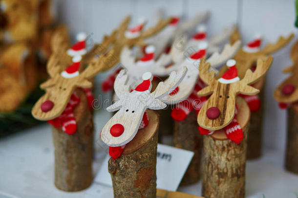 有趣的木制驼鹿戴着红鼻子和圣诞老人帽子