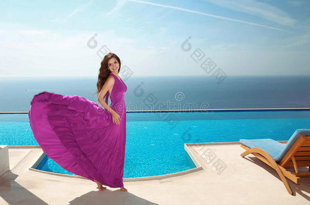 时尚模特<strong>连衣裙</strong>，微笑的女人穿着流动的面料<strong>紫色</strong>长袍