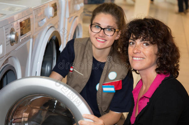 女卖家帮助客户选择洗衣机
