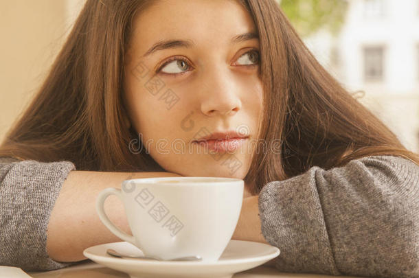 咖啡。 漂亮的女孩在咖啡馆喝咖啡。 美<strong>女模特</strong>拿着一杯饮料。