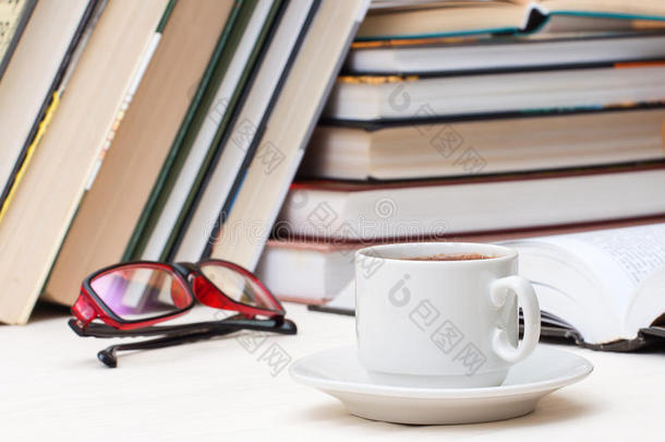 桌子上的一杯咖啡放在书的背景上