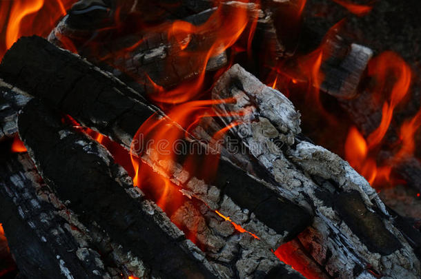 壁炉里熊熊燃烧的篝火柴火火焰尖顶