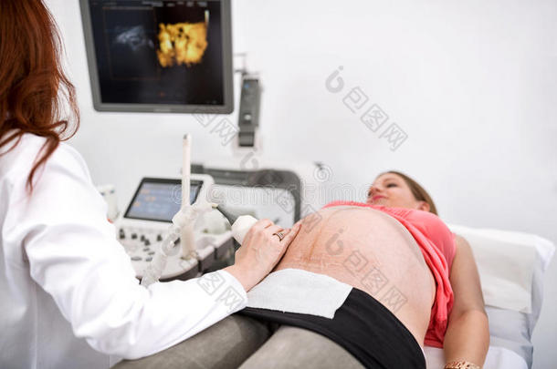 孕妇接受医生超声波检查