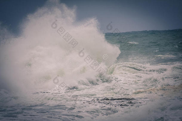 在海洋上的风暴中有很大的波浪