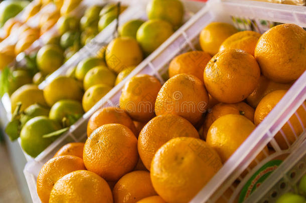 水果市场有各种五颜六色的新鲜水果