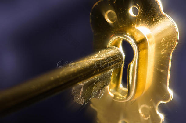 一个金钥匙在一个钥匙孔照明
