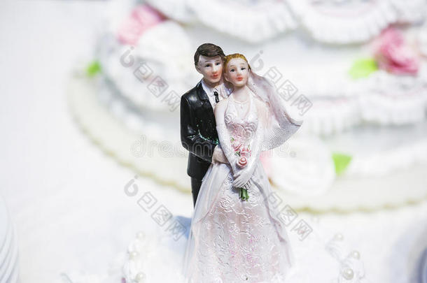 婚礼蛋糕上新娘和新郎的雕像