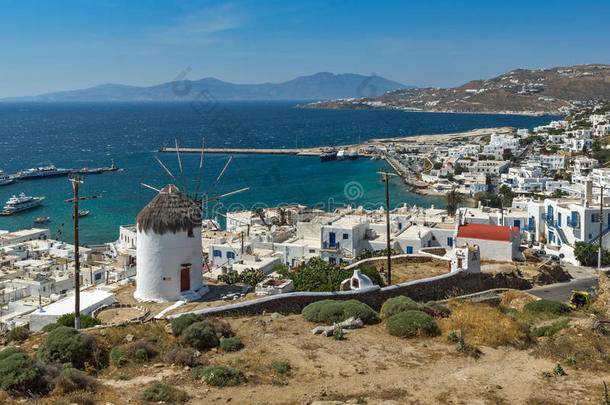惊人的全景白色风车和米科诺斯岛，希腊