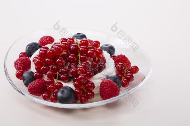 角背景浆果蓝莓早餐
