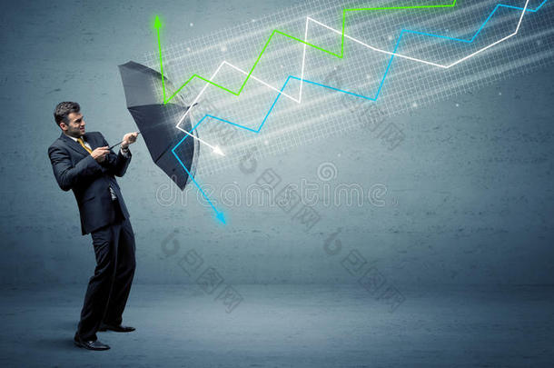 商业人士具有伞和股票市场箭头的概念
