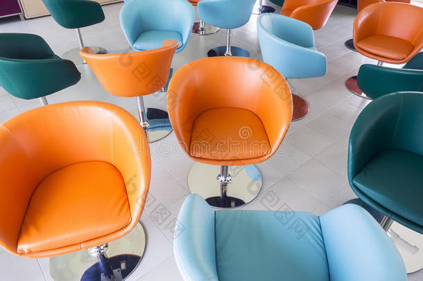 五颜六色的椅子复古风格的室内装饰