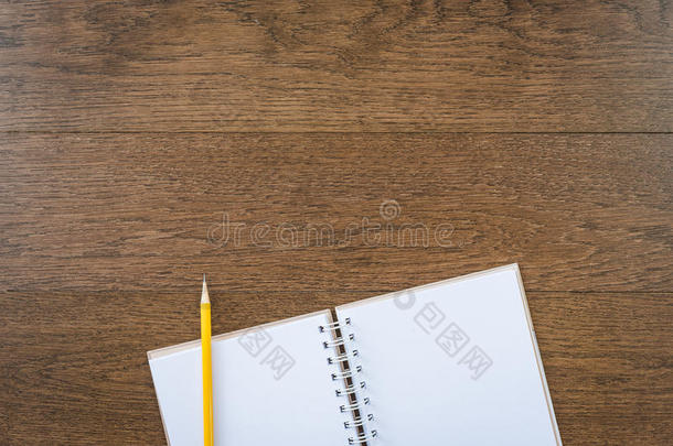 木制纹理背景上的空白白色笔记本